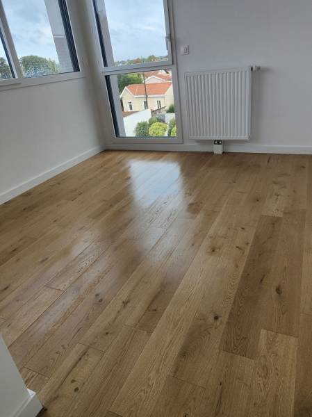 Nettoyage d'un sol en parquet bois massif dans un appartement par un professionnel Bègles près de Bordeaux