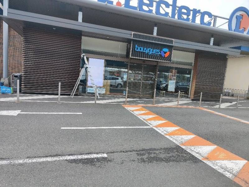 Nettoyage de vitres pour une boutique de téléphonie mobile dans une galerie marchande Langon en Gironde 33