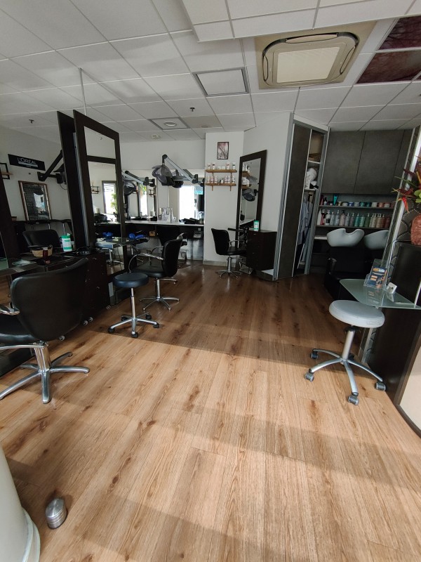 Entretien régulier d'un salon de coiffure par un professionnel du nettoyage La Réole près de Langon 33